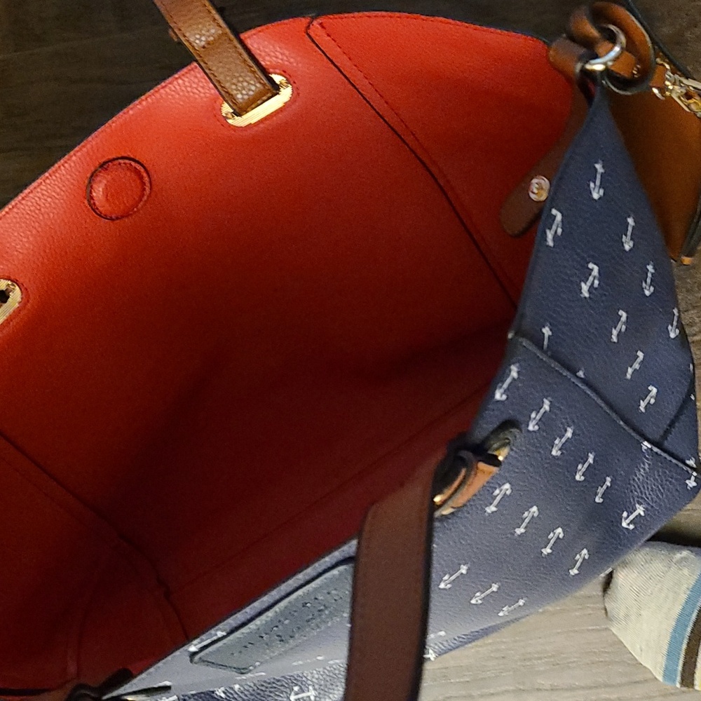 New condition vegan totes with attached coin purses and addtl matching bags - Picture 7 of 14